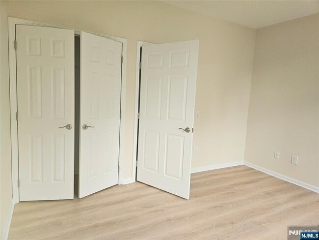 Building Photo - 1109 Tenakill Park W