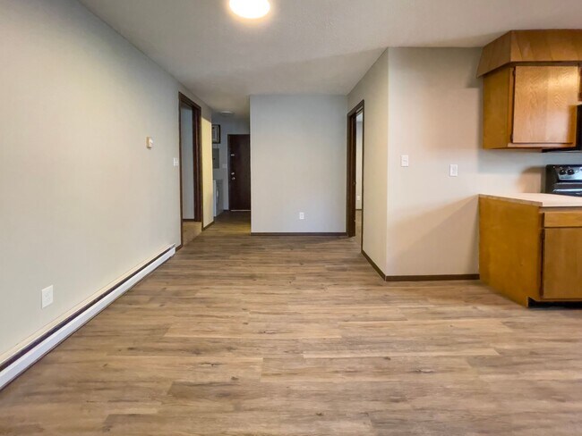 Building Photo - 2213 E Memorial Dr