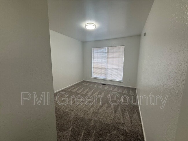 Building Photo - 9832 E 37th St