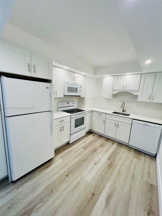 Building Photo - 2655 Collins Ave