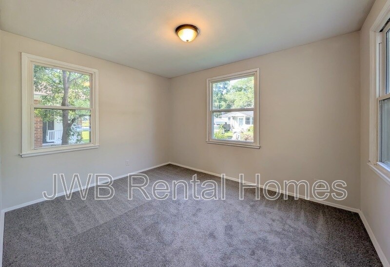 Building Photo - 1045 Fairwood Ln S