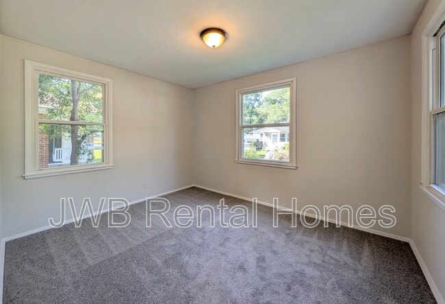 Building Photo - 1045 Fairwood Ln S