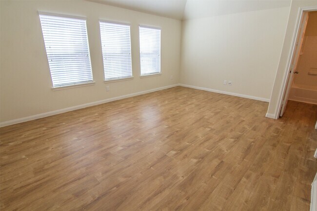 Building Photo - 708 South Ella Creek Drive