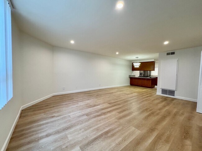 Building Photo - Stylish 2 bed + 2.5 bath + loft townhome n...