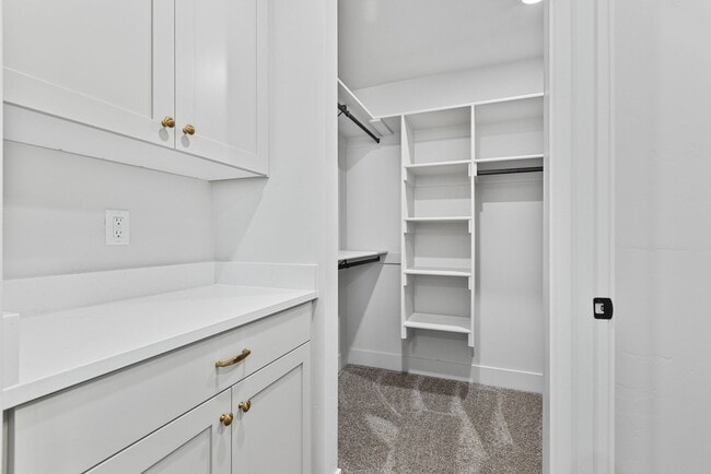 Building Photo - Awesome end unit 3 Bed 2.5 Bath townhome i...