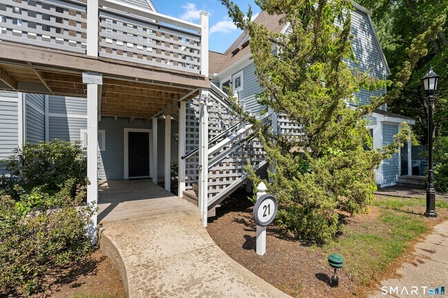Building Photo - 2124 Old Pond Ln
