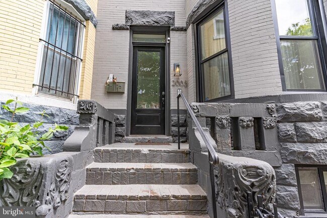 Building Photo - 2003 1st St NW