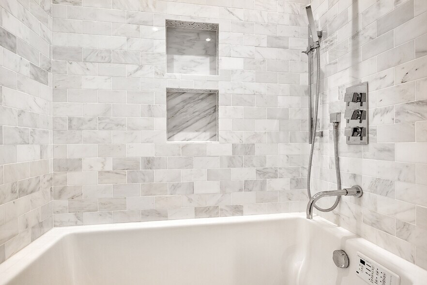 Hall Bath 3 - 1228 N Dearborn St