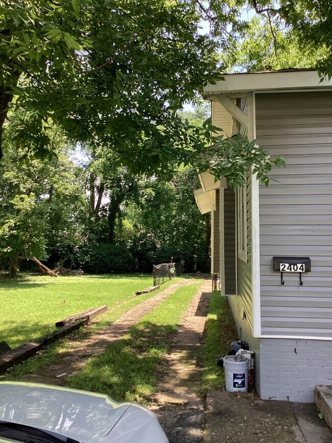 Building Photo - 2404 Whitesburg Dr