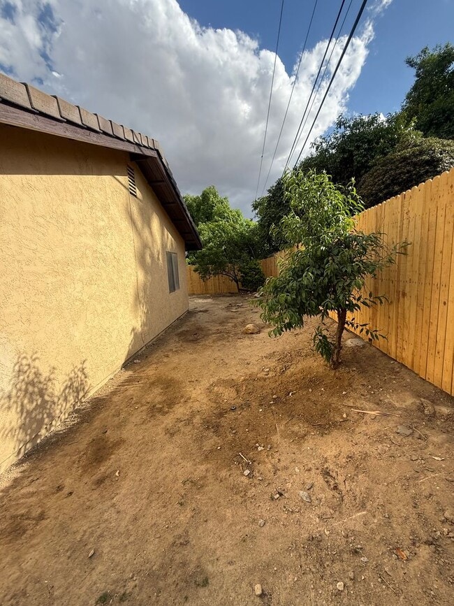 Building Photo - Spacious 4-Bedroom Home in Northeast Bakersfield