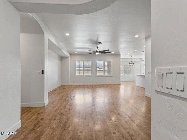 Building Photo - Spacious 3BR House in Sahuarita with Pool!