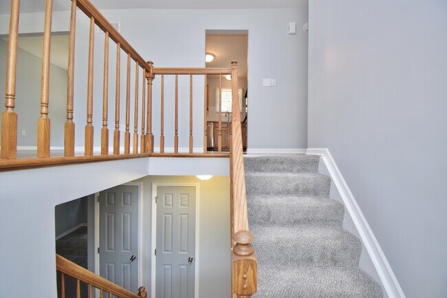 Building Photo - 647 Regent Rd