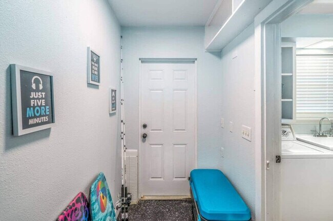 Building Photo - 2908 Stetson St