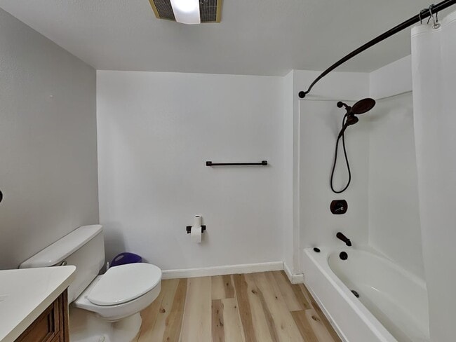 Building Photo - Well-Lit 1 Bedroom, 1 Bathroom Condo in Oa...