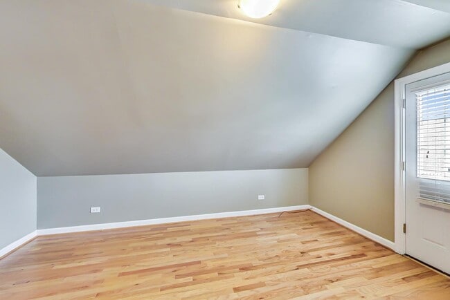 Building Photo - 2330 N Greenview Ave