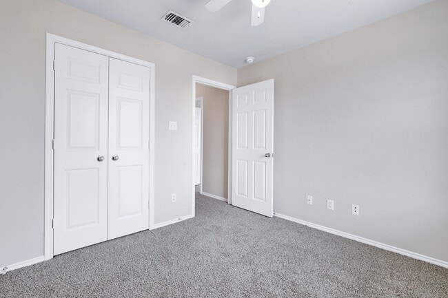 Building Photo - 5815 Golf Bend