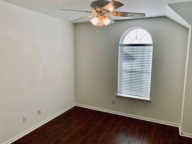 Building Photo - 8846 Gas Light Village Dr