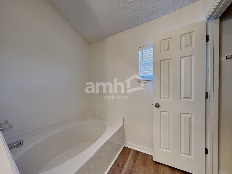 Building Photo - 25209 Hyde Park Blvd