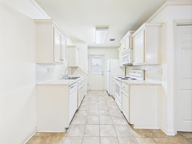 Building Photo - 109 Country Ln