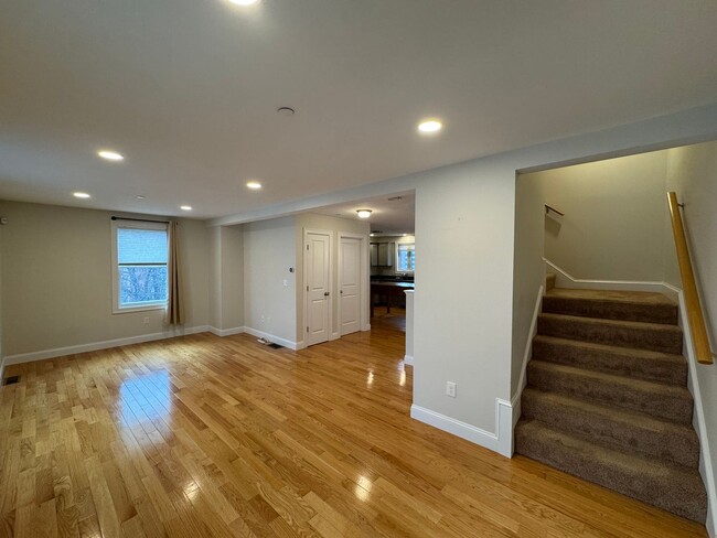 Building Photo - Modern Townhouse for Rent in Haverhill, MA...