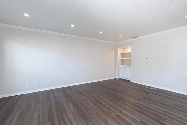 Building Photo - Updated private 2 bedroom/2.5 townhouse in...