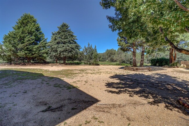 Building Photo - Townhome between Downtown and Thumb Butte!