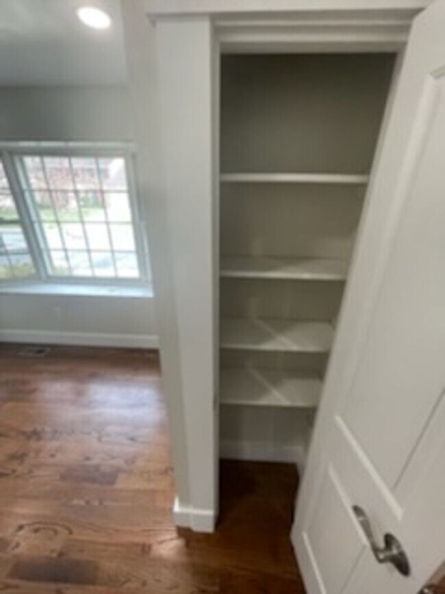 Building Photo - BEAUTIFLLY UPDATED TOWNHOME