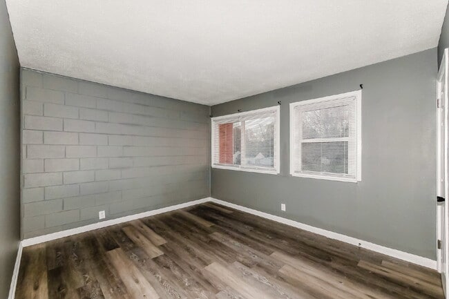 Building Photo - Charming 2 Bed, 1 Bath Apartment in Indianapolis - Don't Miss Out!