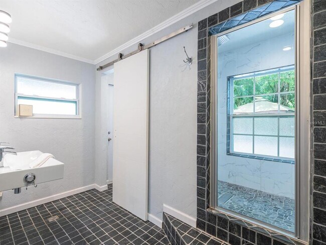 Building Photo - 1127 S Osprey Ave