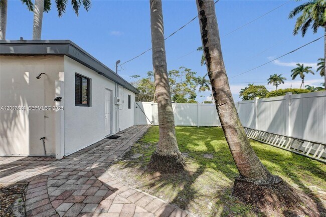 Building Photo - 707 N 13th Ave