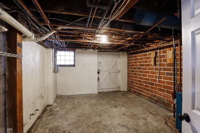 Building Photo - 625 Lewis St