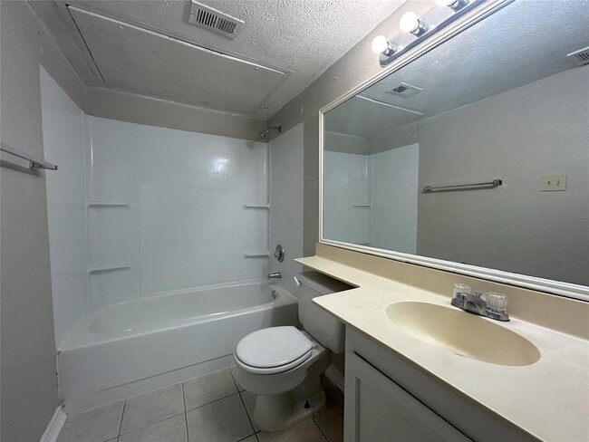 Building Photo - 711 Stonewall Dr