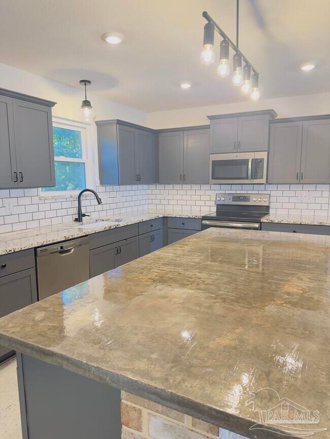 Building Photo - 6408 Sarasota St