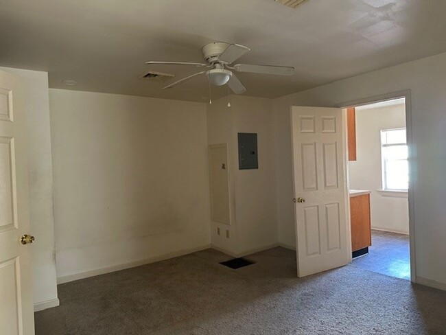 Building Photo - Welcome to this 1st Floor 1 Bedroom 1 Bath...