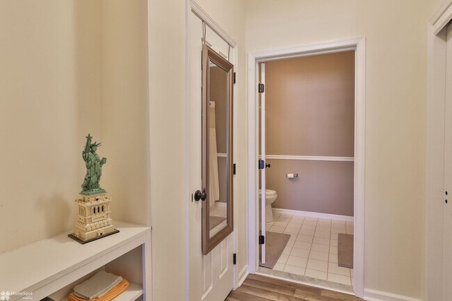 Building Photo - Bright, spacious 2-bedroom / 2-bath condo available now!