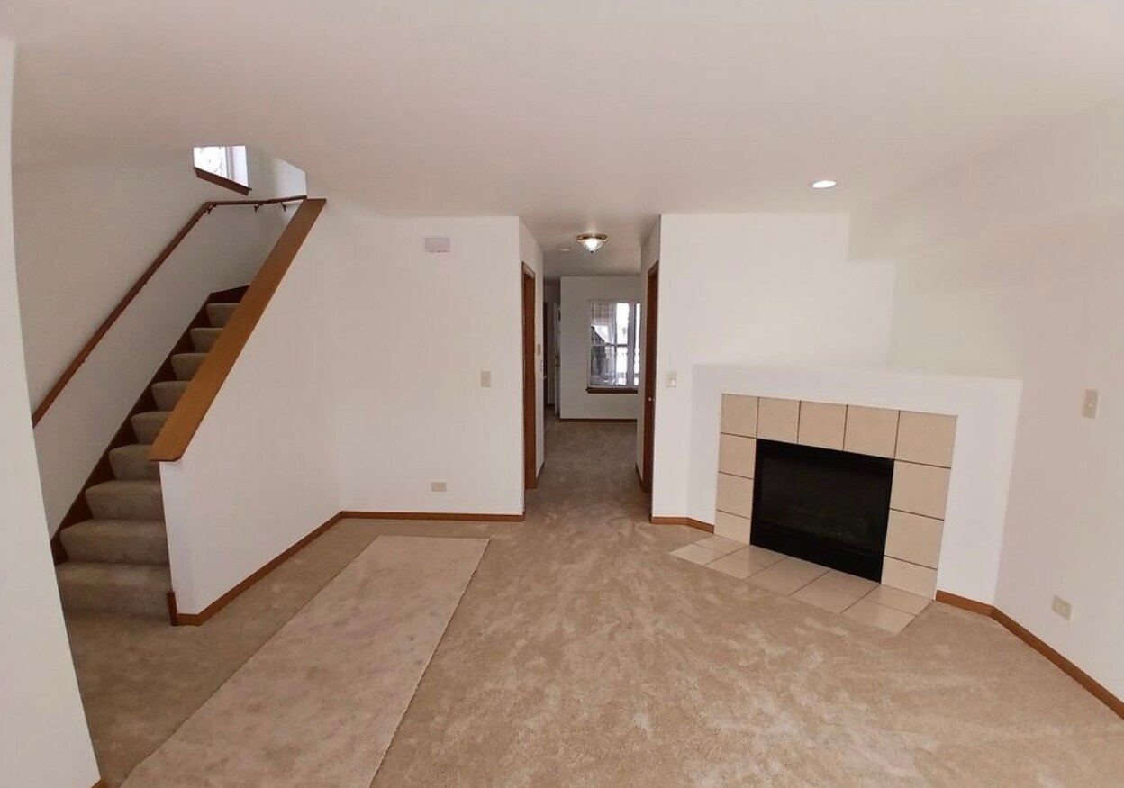 living room - 1500 E 72nd Pl