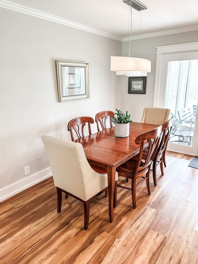 Building Photo - Lovely furnished 3 bedroom 2 bath home in ...