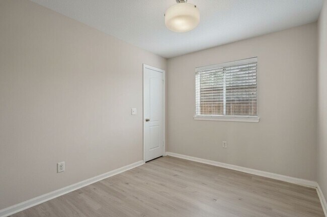 Building Photo - 4522 Alamo Ave