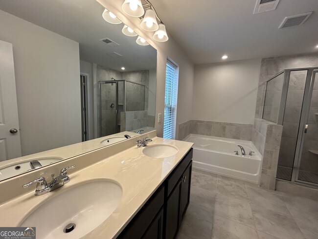 Building Photo - 3956 Lake Manor Way