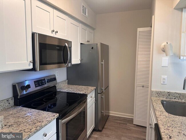 Building Photo - 8511 Barrington Ct