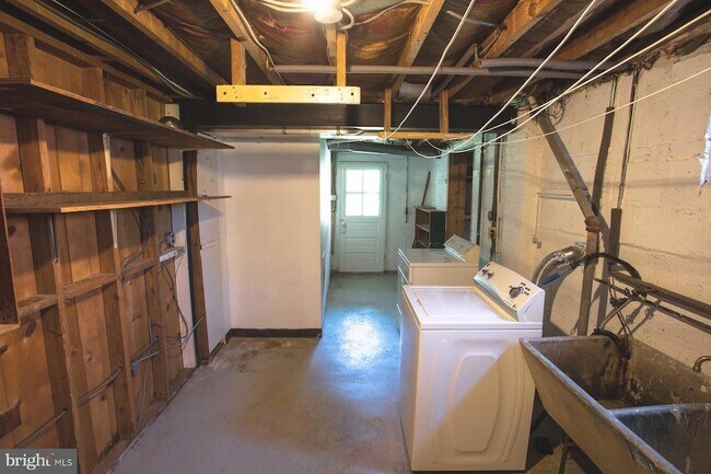 Building Photo - 5915 Ryland Dr
