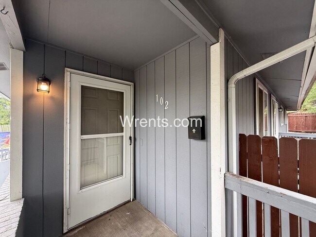 Building Photo - 104-104 W Cora Ave