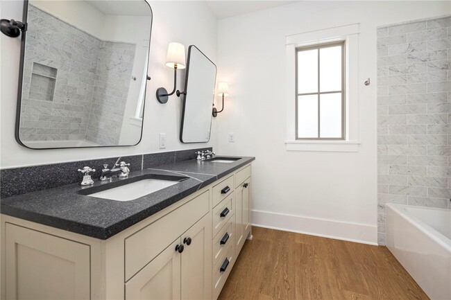 Building Photo - 267 E 11th St