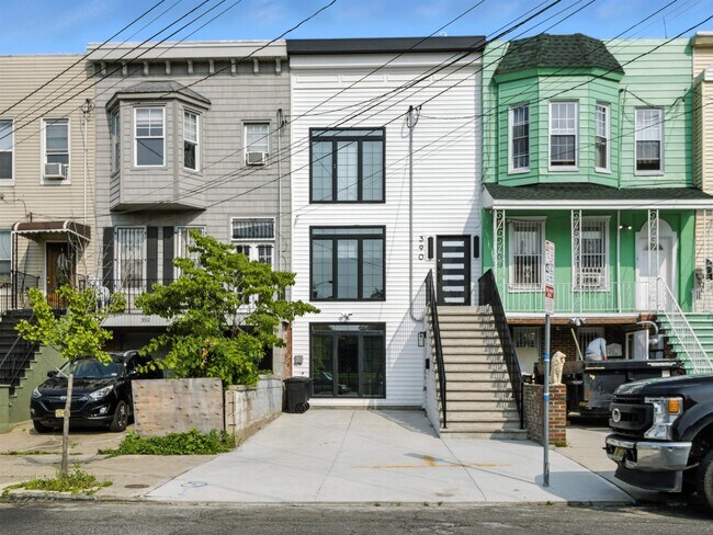 Primary Photo - 390 Webster Ave