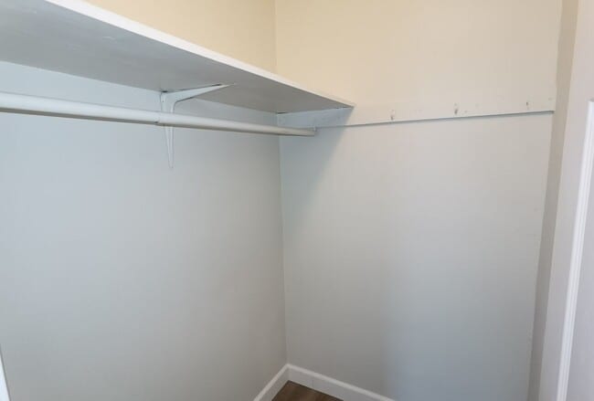 Building Photo - 4 Bedroom 2 bath in Valley High