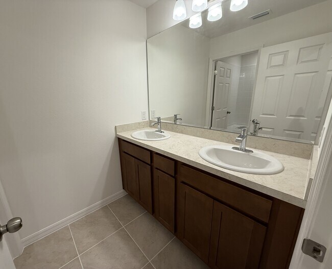 Building Photo - 215 Glass Onion Dr