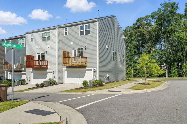 Building Photo - GREAT END UNIT IN CARY! Come see it today!