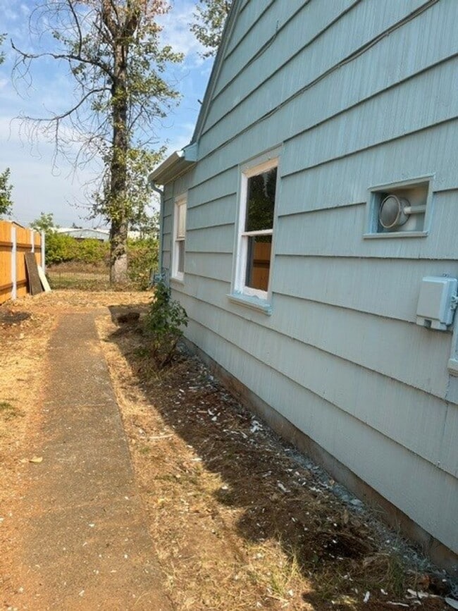 Building Photo - Spacious 3 bedroom home, available now!