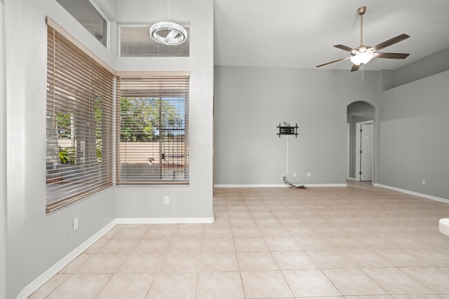 Building Photo - 2810 University Acres Dr