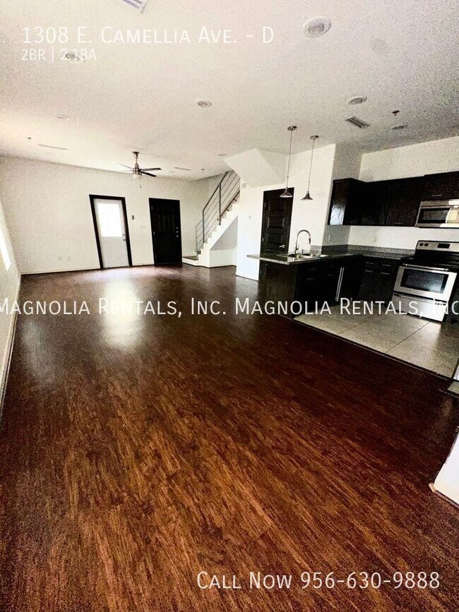 Building Photo - 2 Bed 2 Bath Townhome